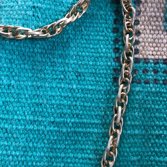 Lightweight gold-tone chain with tassels. - Picture 4 of 4